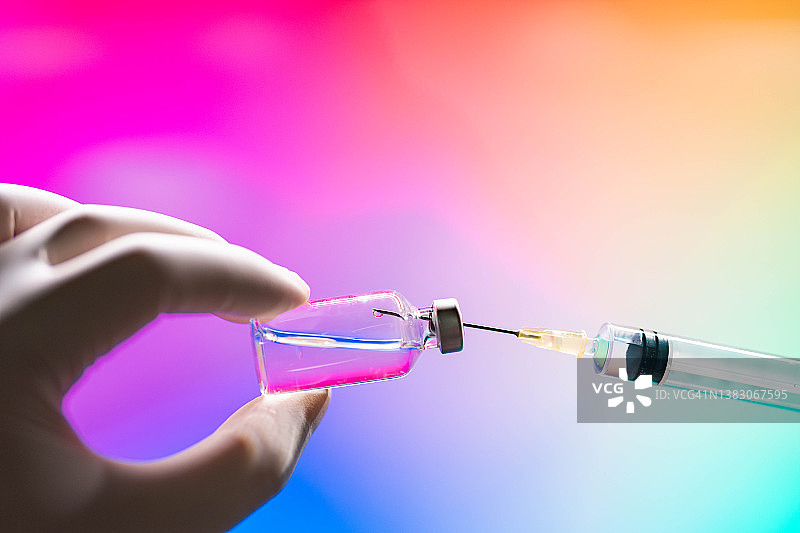 注射器插入疫苗瓶图片素材