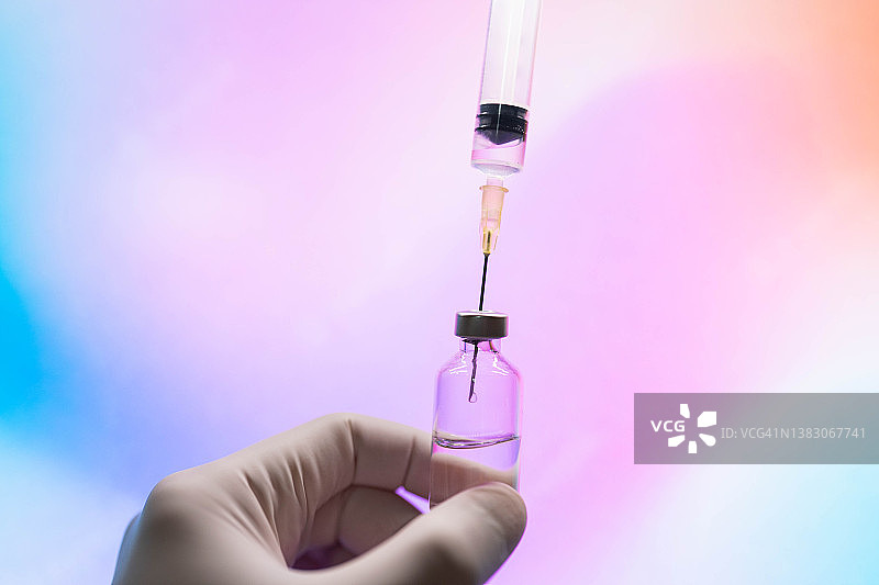 注射器插入疫苗瓶图片素材