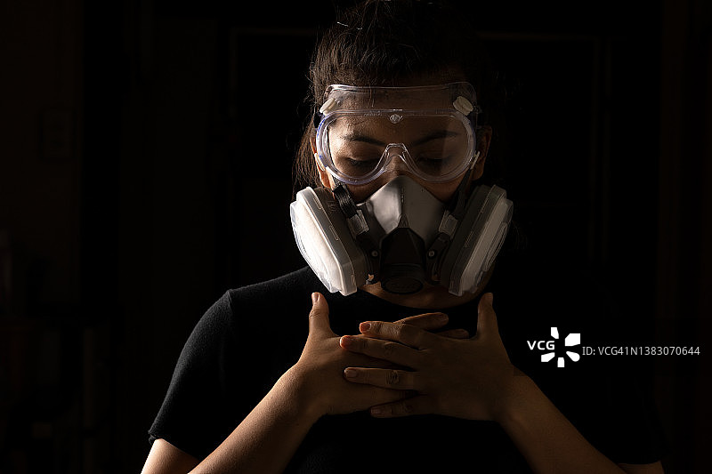 新冠疫情：佩戴防护口罩的城市街道女性图片素材