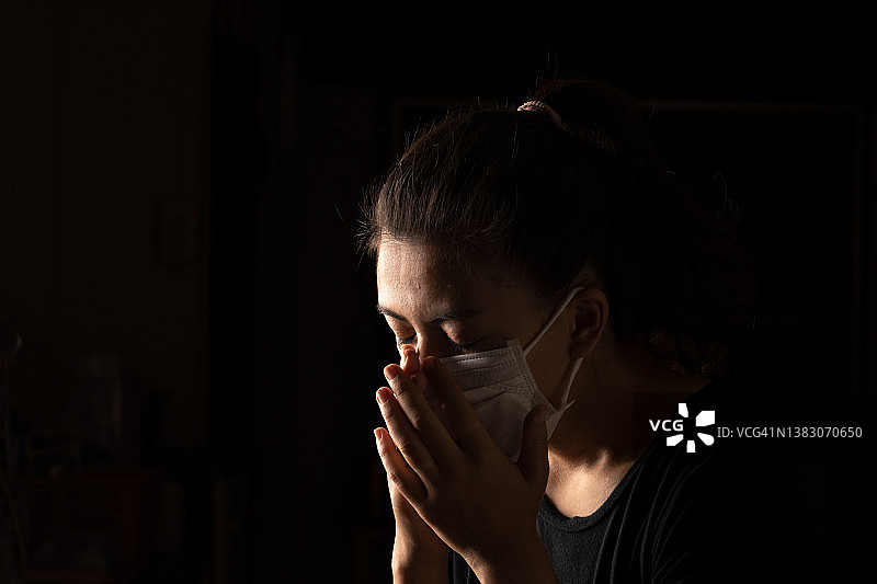 新冠疫情：佩戴防护口罩的城市街道女性图片素材