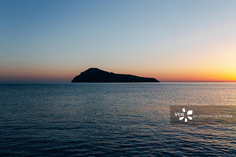 海滩上色彩缤纷的日落图片素材