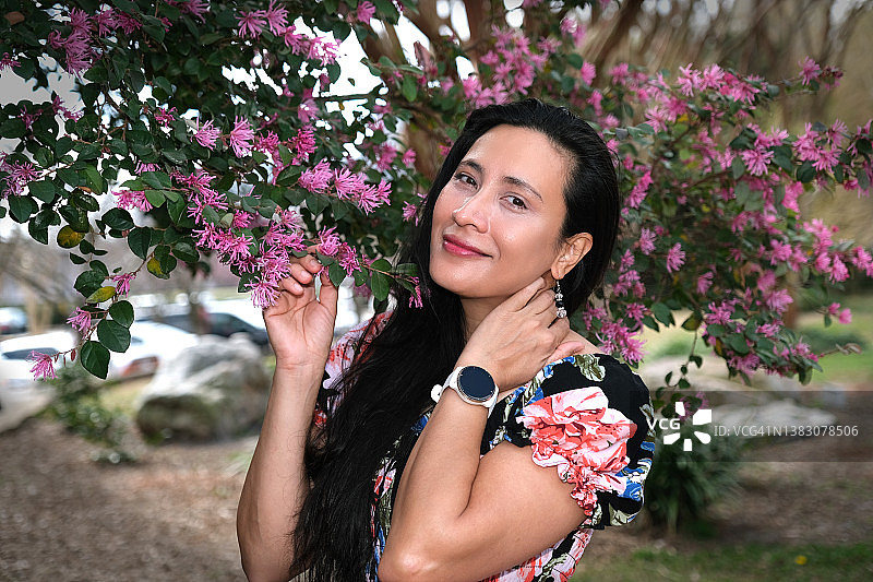 春季盛开鲜花中的菲律宾女性肖像图片素材