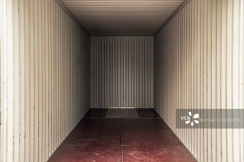 空集装箱内部：仓库物流与货运图片素材