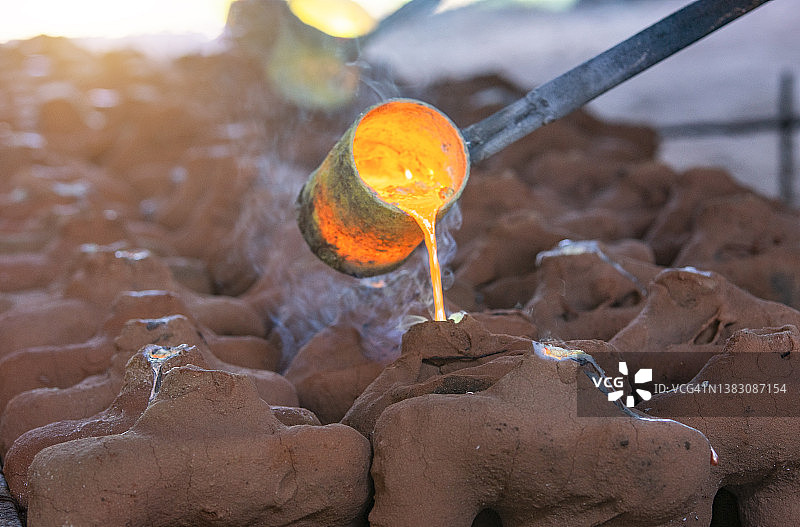 黄金倾倒图片素材