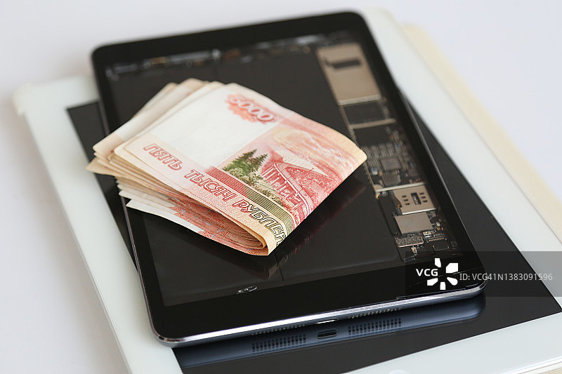 破碎石板上的俄罗斯纸币图片素材