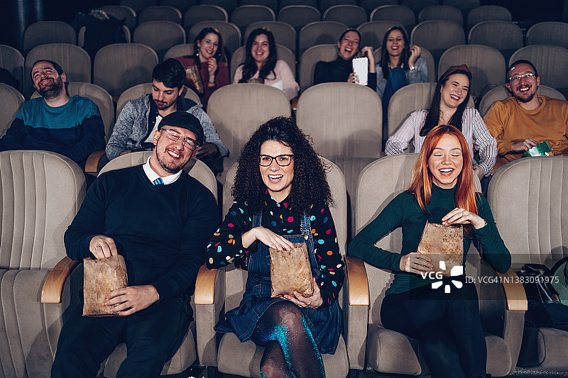 电影院里的朋友们图片素材