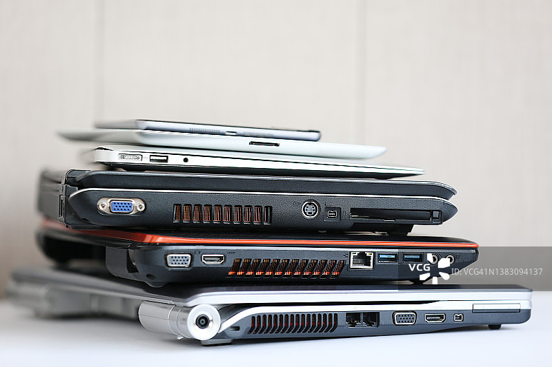准备回收的笔记本电脑堆图片素材