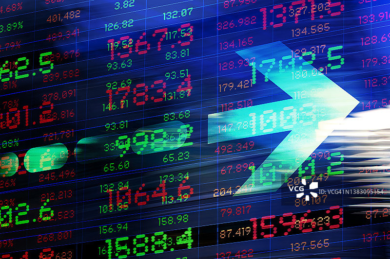 金融主题：箭头、模糊的办公大楼和交易屏幕数据图片素材