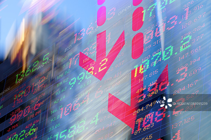 金融主题：箭头、模糊的办公大楼和交易屏幕数据图片素材