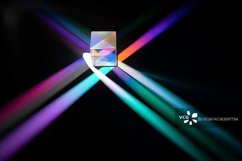 棱镜折射彩色光束图片素材