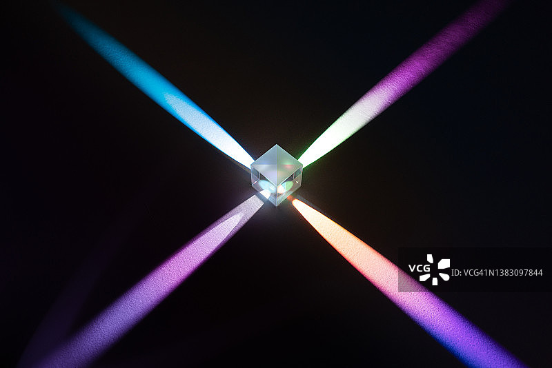 棱镜折射彩色光束图片素材