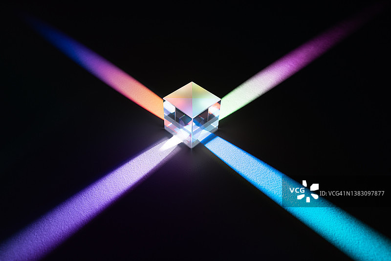 棱镜折射彩色光束图片素材