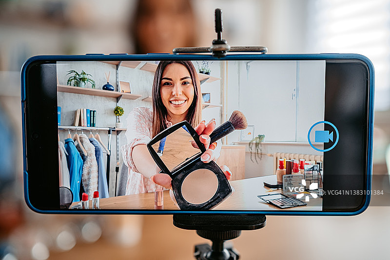 年轻视频博主录制美妆教程图片素材