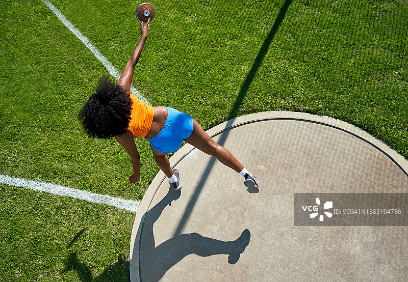田径女运动员掷铁饼图片素材