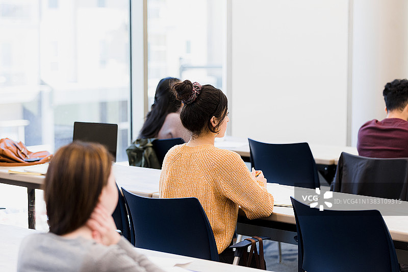 学生们在听指示图片素材