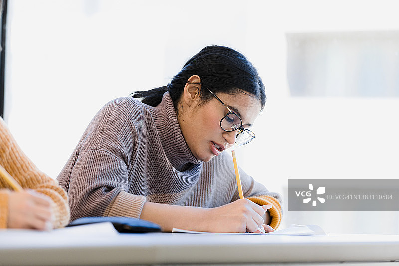 学生参加考试图片素材