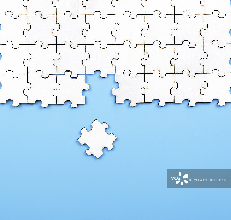 蓝色背景上的白色拼图碎片图片素材
