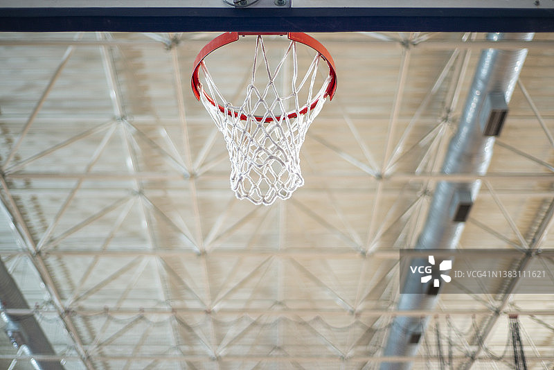 室内体育馆内的篮球框图片素材
