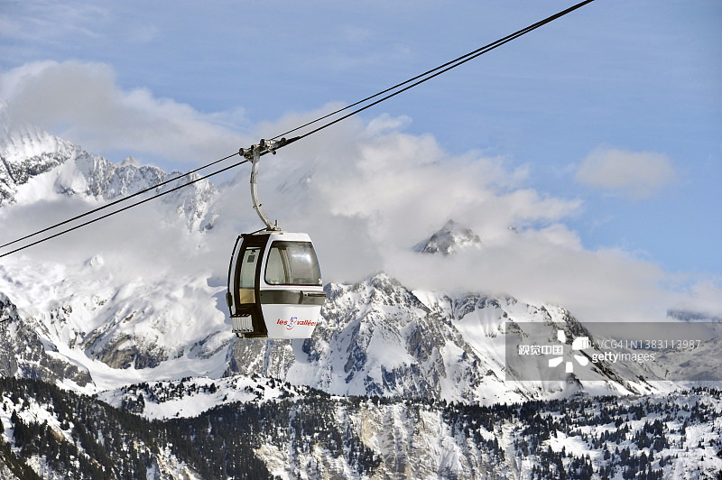 冬季库尔舍韦勒滑雪胜地的滑雪缆车图片素材