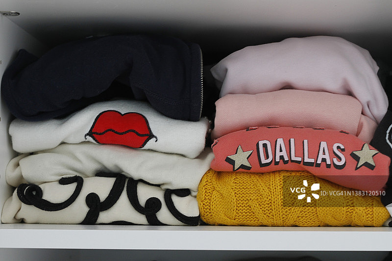 衣柜中堆叠的毛衣特写图片素材