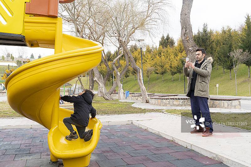 在丘库尔公园共度时光的父子图片素材