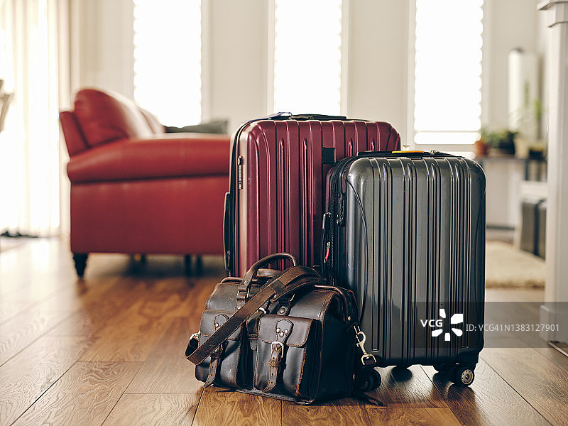 家中准备旅行的行李箱图片素材