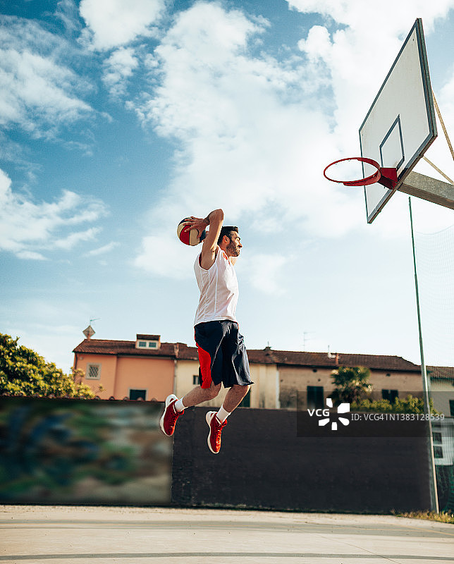 篮球运动员扣篮图片素材