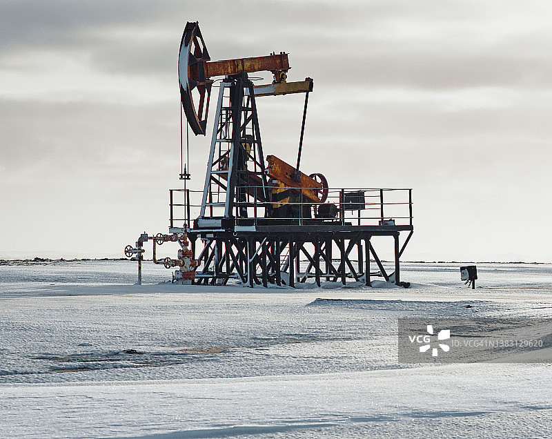 冰冻的石油泵和寒冷的冬天图片素材