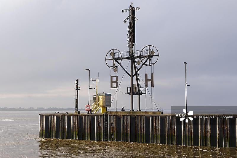 德国不来梅哈芬威悉河上的信号机图片素材