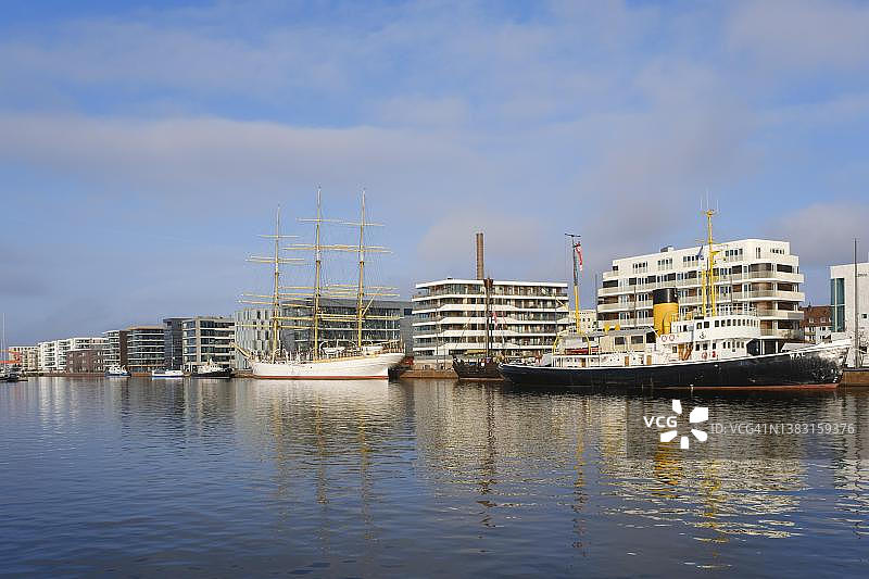 德国不莱梅哈芬新港的现代建筑和传统船只图片素材
