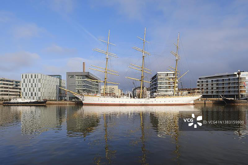 德国不莱梅哈芬新港帆船训练船图片素材