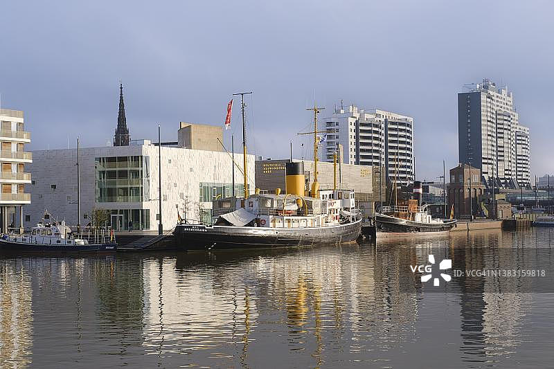 德国不来梅哈芬新港口的世界港口传统船只图片素材