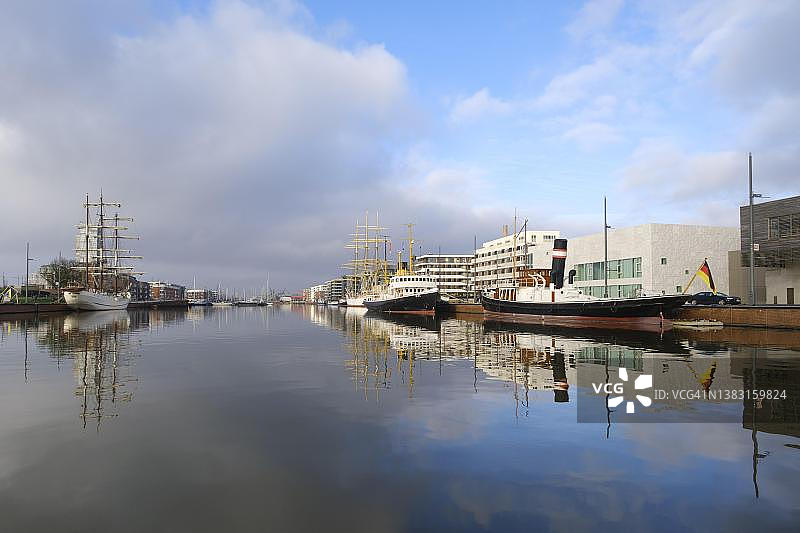 德国不来梅哈芬新港口的世界港口传统船只图片素材