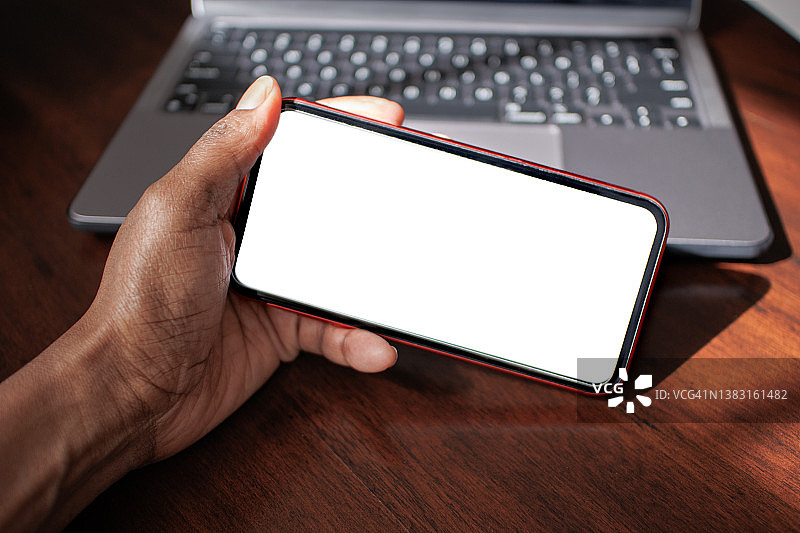 手持空白屏幕智能手机的女人图片素材