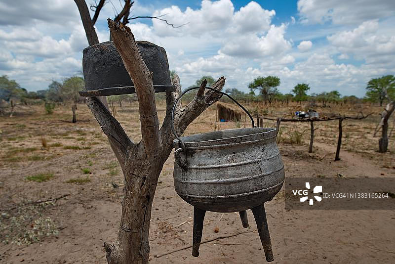 莫桑比克加沙省村庄中挂在树上的炊具图片素材