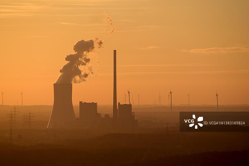 德国北莱茵-威斯特伐利亚州鲁尔区博特罗普的瓦尔苏姆燃煤电厂，日落时分的景象图片素材