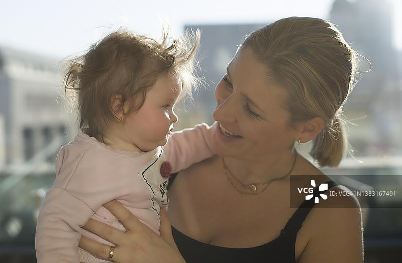 母亲和女儿，蹒跚学步的女孩，6个月大，德国巴登-符腾堡州斯图加特图片素材