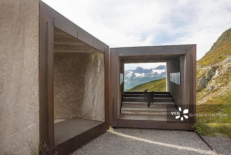 蒂默尔斯约赫山路信息点望远镜,位于蒂罗尔和南蒂罗尔之间的山口,厄茨塔尔阿尔卑斯山脉,帕赛尔山谷,泰克塞尔集团自然公园,意大利南蒂罗尔图片素材