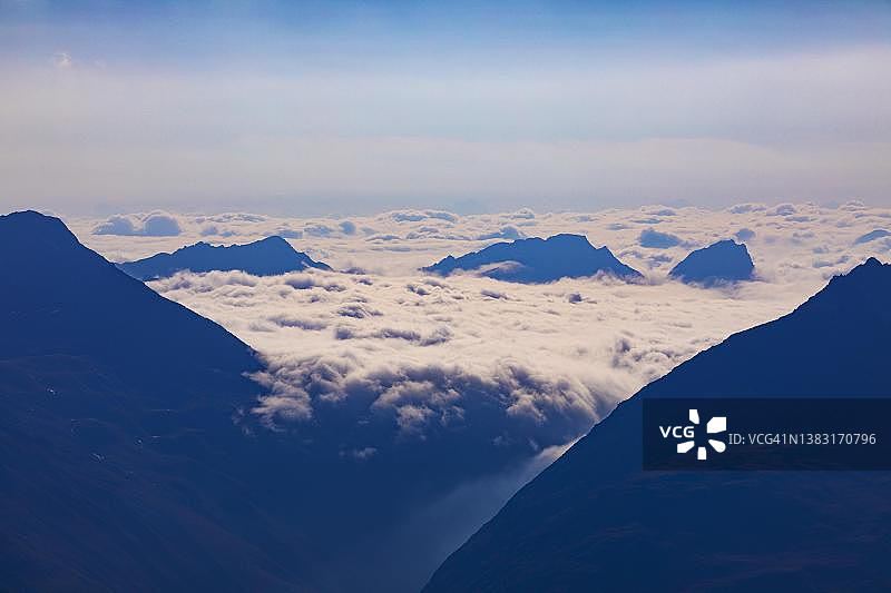 眺望蒂默尔斯约赫高山公路，南蒂罗尔的恶劣天气，伦博山口，蒂罗尔和南蒂罗尔之间的山口道路，厄茨塔尔，厄茨塔尔阿尔卑斯山脉，蒂罗尔，奥地利图片素材