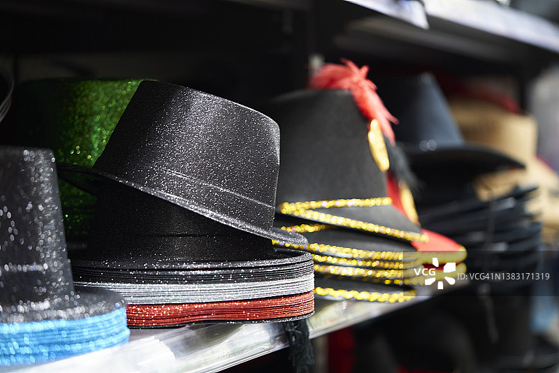 用于聚会和活动的彩色塑料帽子图片素材