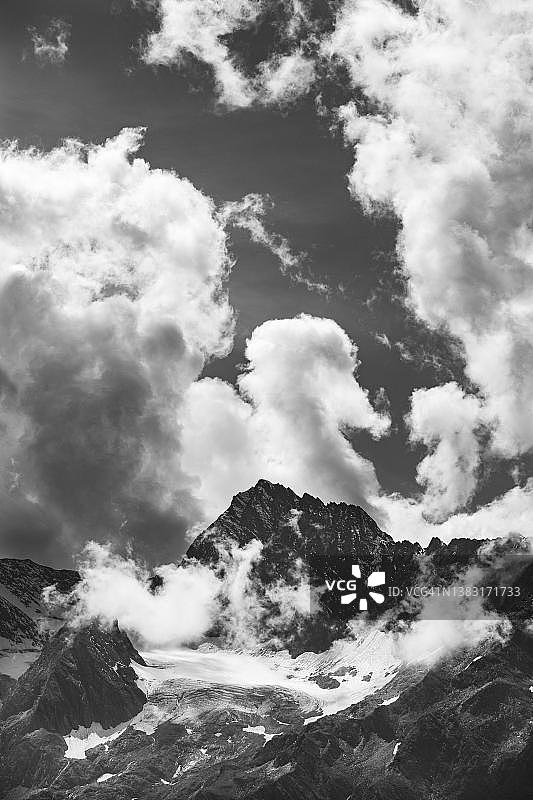 黑白：意大利南蒂罗尔帕赛尔河谷奥茨塔尔阿尔卑斯山脉图片素材