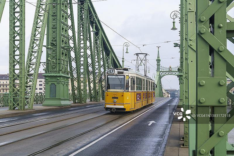 匈牙利布达佩斯自由桥上的有轨电车图片素材