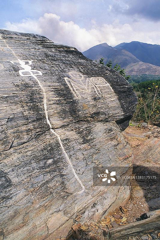 委内瑞拉卡拉沃沃州圣埃斯特万国家公园的岩画遗址图片素材