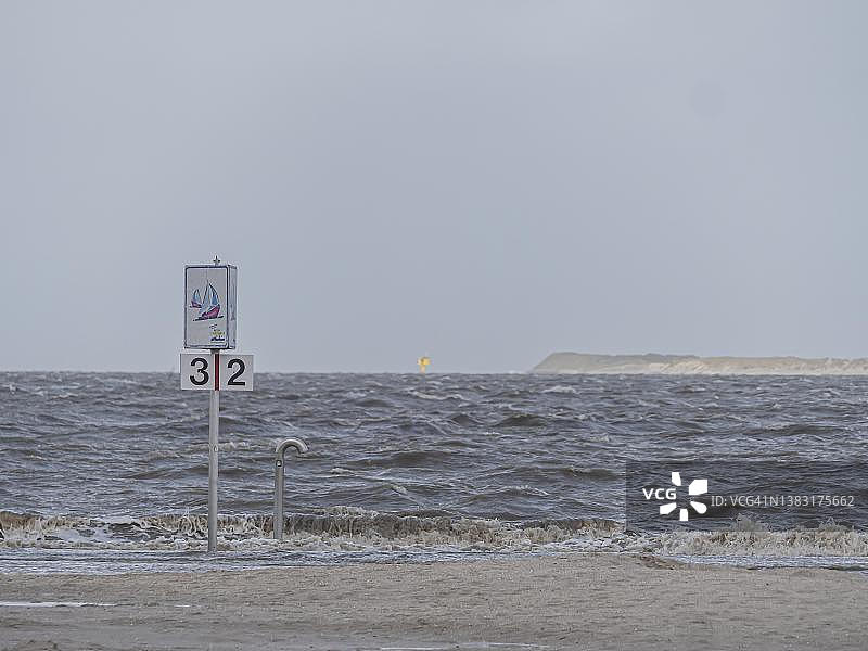 德国下萨克森州诺德海暴潮，海滨长廊被淹图片素材