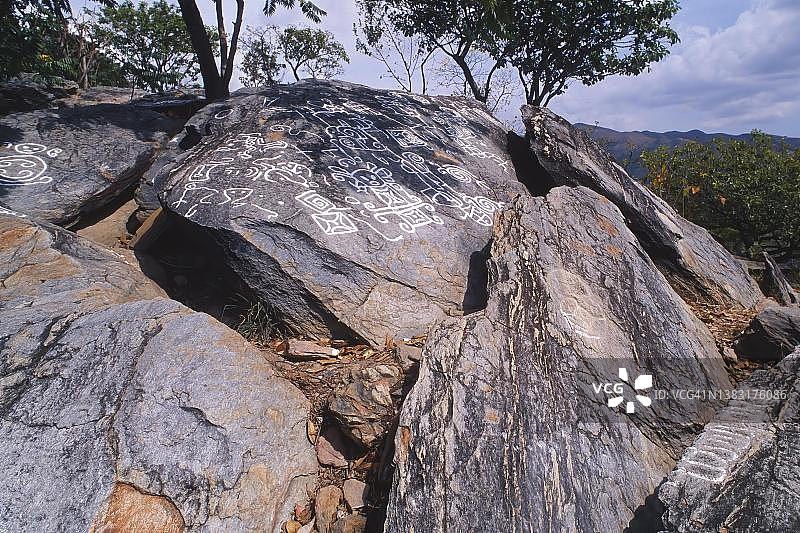 委内瑞拉卡拉沃沃州圣埃斯特万国家公园的岩画遗址图片素材