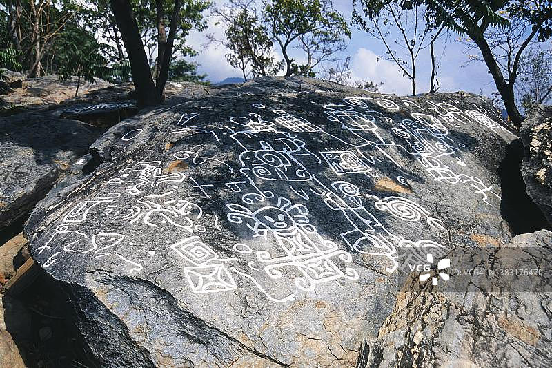 委内瑞拉卡拉沃沃州圣埃斯特万国家公园的岩画遗址图片素材