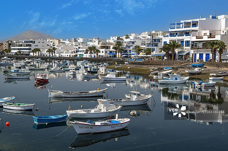 西班牙加那利群岛兰萨罗特岛首府阿雷西费的圣吉内斯水潭渔船图片素材