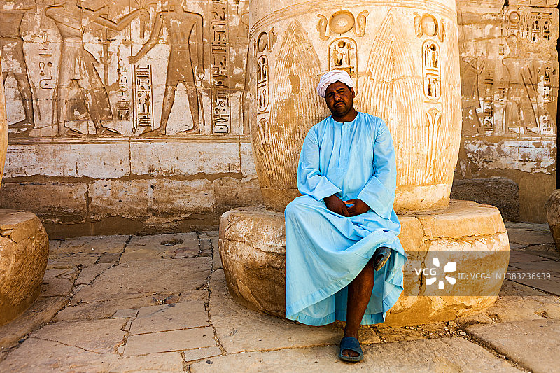 在古埃及神庙休息的埃及男人图片素材