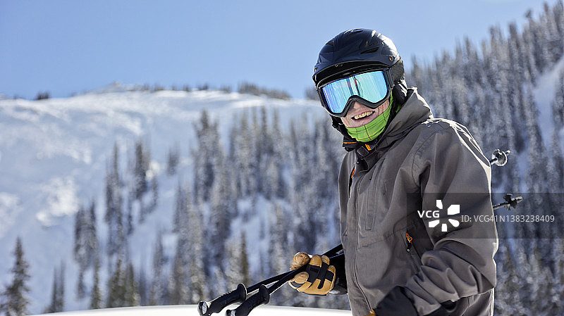 户外冬季运动：老年人高山滑雪图片素材