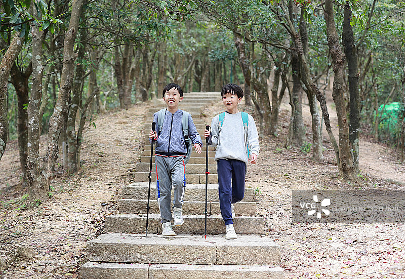 在山里徒步旅行的亚洲儿童图片素材